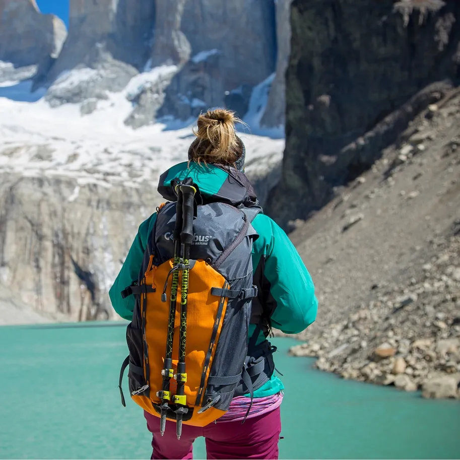 Mujer senderista con una Mochila Peak de columbus a la espalda.