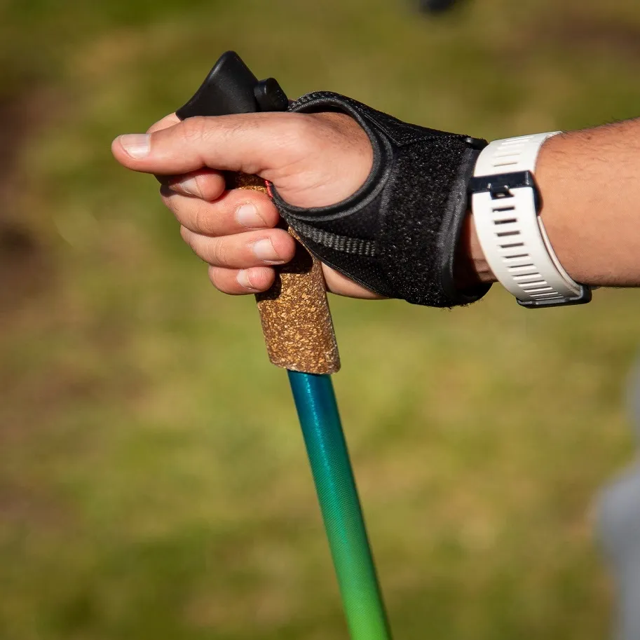 Una mano sujetando un bastón columbus Nordic-ND2