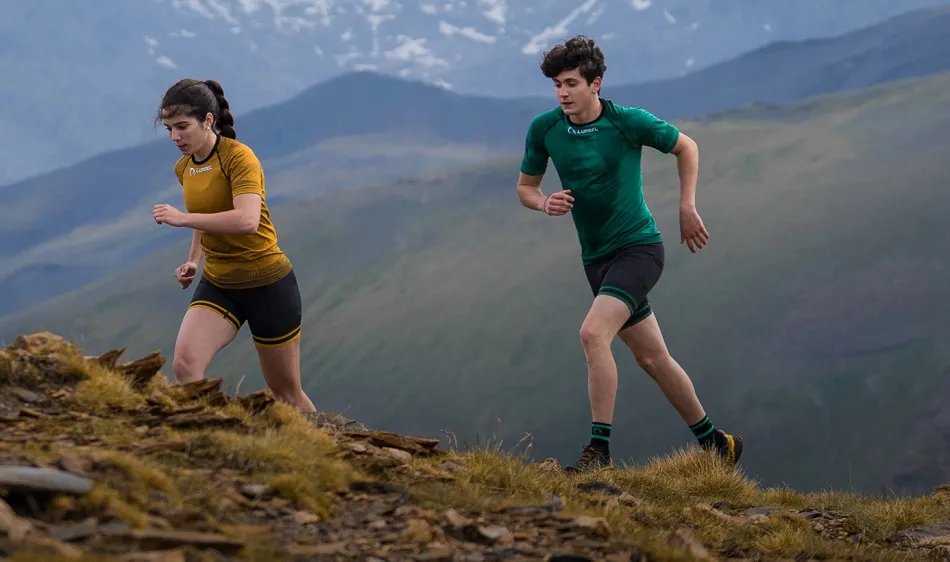 Lurbel – Spirit Short Sleeves Dos deportistas haciendo trail running con prendas Lurbel - Spirit Short Sleeves