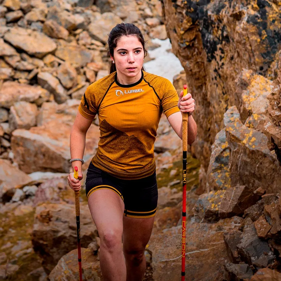 Mujer con bastones y vestimenta Lurbel Spirit Short Sleeves